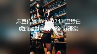 尾随偷拍美女裙底风光 吊带裙靓女和精神小伙男友逛街。松垮内内性感真想伸手摸一下