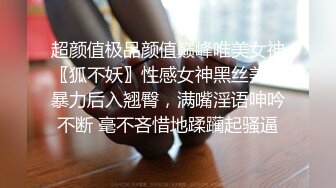 ❤️❤️女友浴室洗骚逼，男友跑过来蹲着舔逼，搞的好想要，坐在马桶上玩震动棒，小舌头舔JB，口活很棒