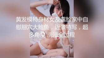 小伙酒店约来两个妹子本想双飞，一个妹子不太行，留下婴儿肥漂亮妹子，翘起美臀跪着舔屌，扶着坐在站立后入爆操