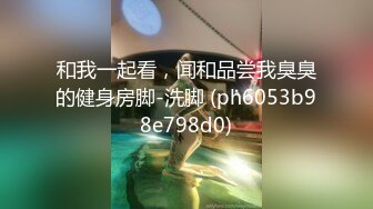 4名身材火辣的美女一丝不挂搔首弄姿配合摄淫师