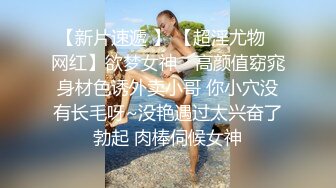 《极品CP魔手外购》美女如云商场全景逼脸同框偸拍数位都市气质小姐姐方便，惊现一线天粉嫩美鲍